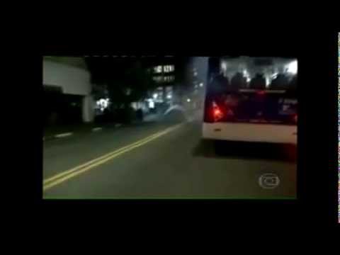 Manifestante chuta granada de gás feat. Milton Leite