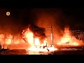 De brand verwoestte honderden kano's en kajakken.