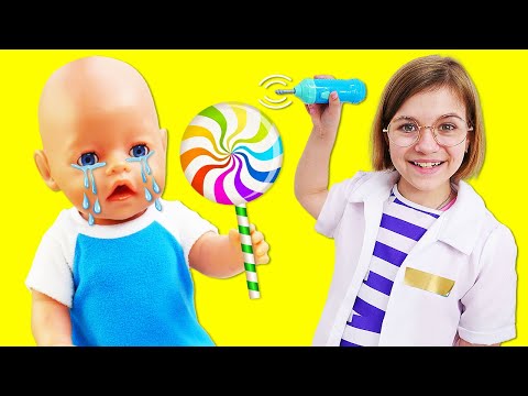 Le caramelle costringono la bambola ad andare dal dentista! Giochi del dottore per i bambini piccoli