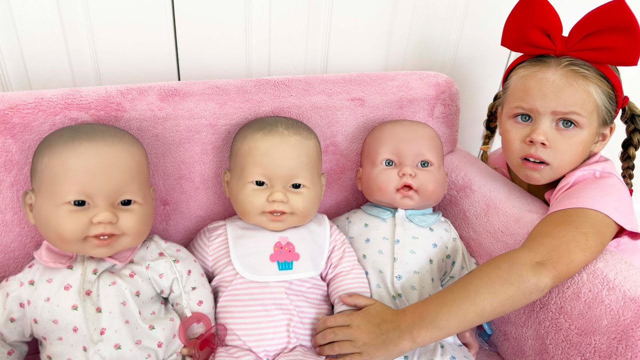 Naomi pretend play with Baby Dolls and girl toys