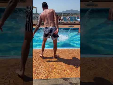 PAPÀ ANTONIO butta in piscina la ZIAVITTORIA.. #shorts