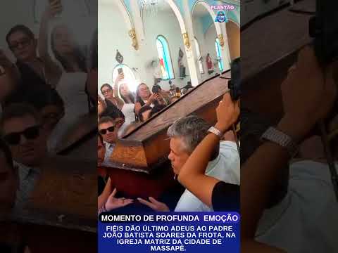 Fiéis comparecer dão último adeus ao Padre João Batista Soares da Frota, na cidade de Massapê, Ce.