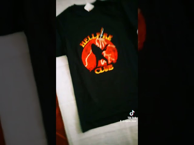 Vídeo relacionado con Cosas más extrañas en Memoria de Eddie Munson Hellfire Club Camiseta