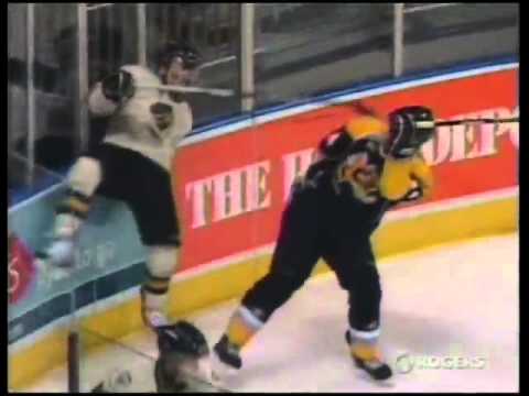Hockeyfighters.cz  Kyle Neuber vs Zac Rinaldo.wmv