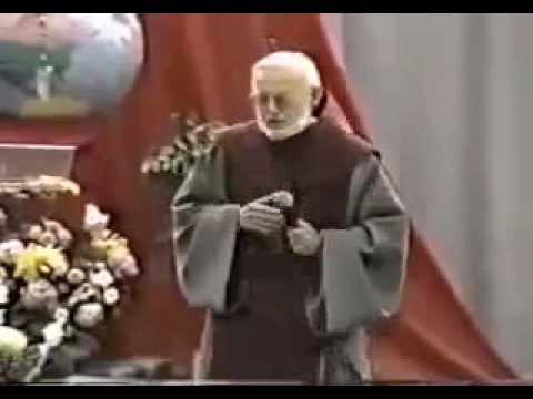 Click to Watch the The moment a priest passes away during his sermon is captured on film video