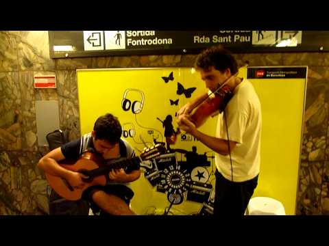 Músicos Argentinos en la parada del metro Paralel , Barcelona