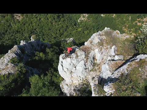 ROAD BIKE MOUNTAIN CLIFF