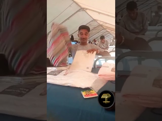 Kit del buen descanso para los invasores y la Policía Nacional durmiendo en literas sucias