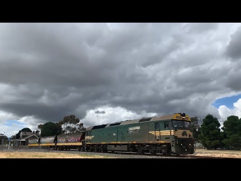 G524 & 3 VHAF hopper’s on 9150 to North Geelong yard at Lethbridge (8/12/2021)