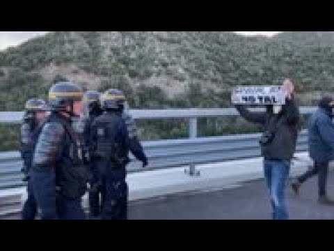 Protesters camp on France-Spain border crossing