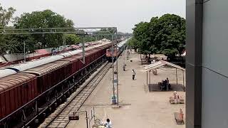 preview picture of video 'बरौनी मेल 1 hours late arrived at gonda jaction with wap5'