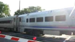 preview picture of video 'New Jersey Transit Train Crossing Roosevelt Avenue'