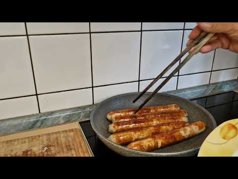 Schnelles Bayerische Bratwurst - Pfanne mit Zwiebeln und Eier .