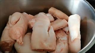 Manitas de cerdo con tomate