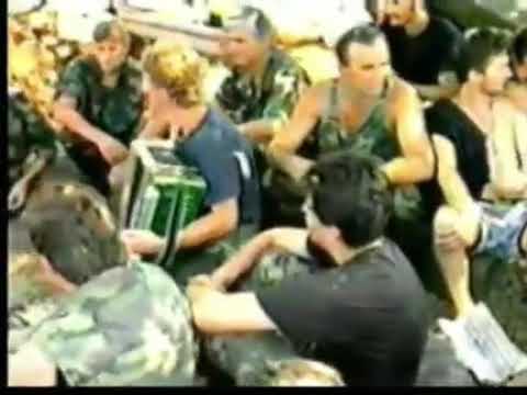 Pripadnici HOS-a i HVO-a pjevaju "Evo zore, evo dana"