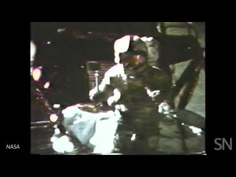 David Scott does the feather hammer experiment on the moon | Science News