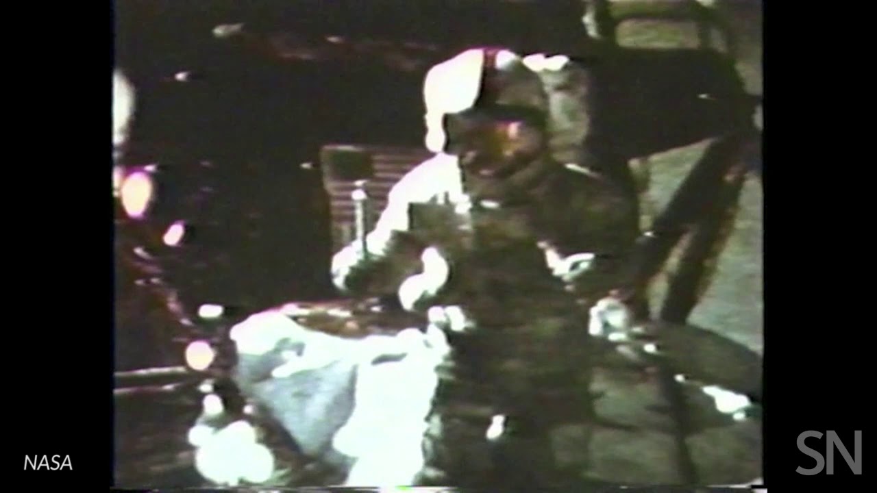 David Scott does the feather hammer experiment on the moon | Science News