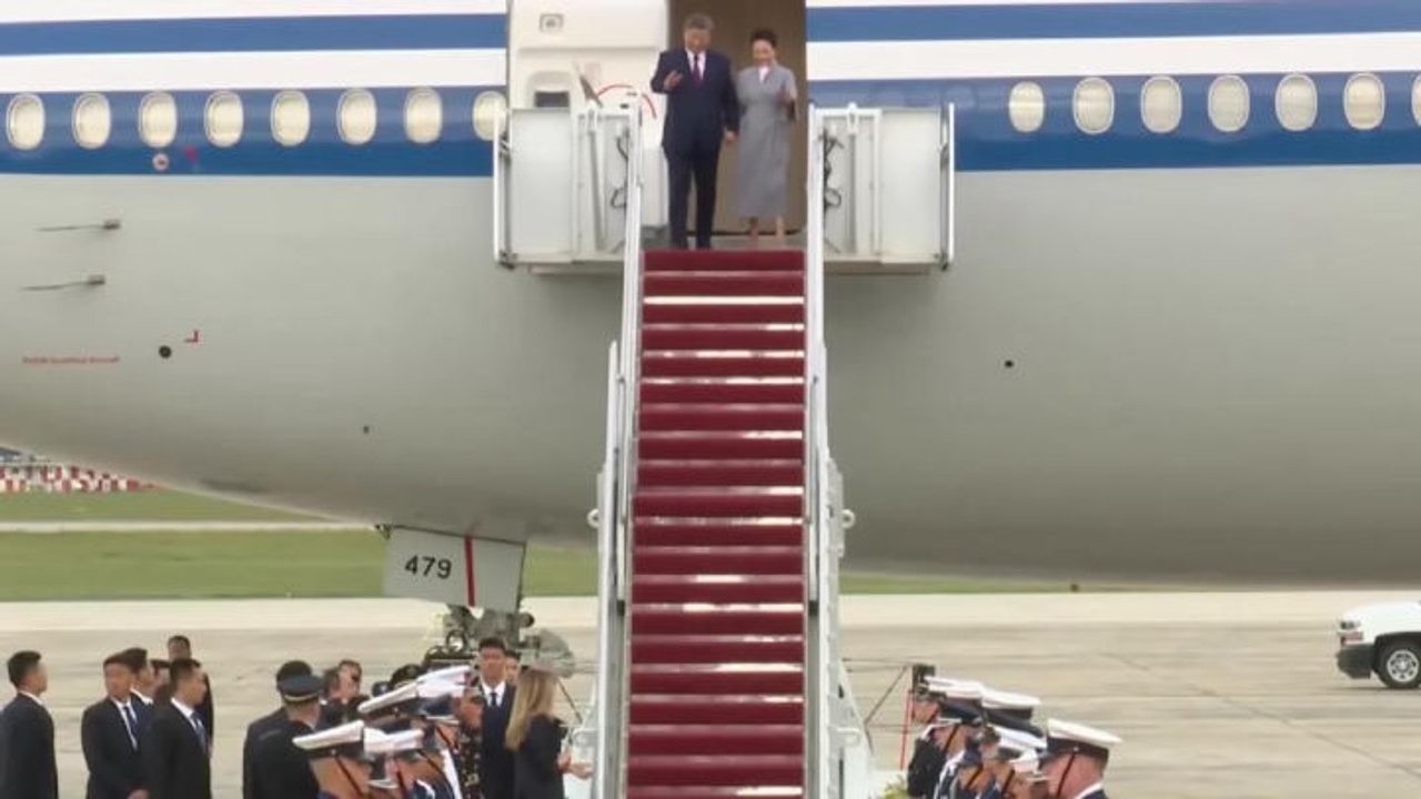 Xi Jinping arriva negli Usa, Trump lo accoglie personalmente in aeroporto con il tappeto rosso