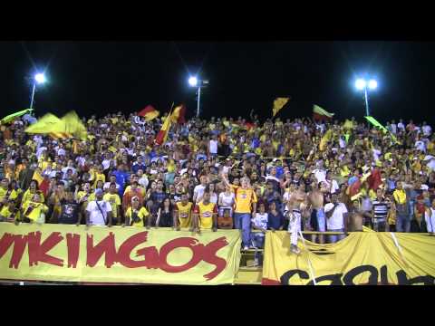 "Vikingos cantando Soy Aurirrojo" Barra: Los Vikingos &bull; Club: Aragua