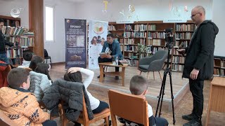 Кметът Иво Димов чете приказки на деца от Димитровград