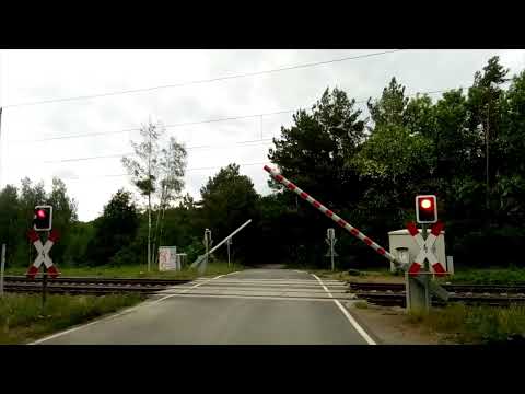 Bahnhof Lauta(NI) (Teill4)- Der Bahnübergang in Lauta Dorf mit S4 MD nach Ruhland am 26.05.2022.
