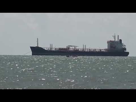 フーシ派、重要海運ルートの支配を強化 (Houthis tighten grip on vital shipping route)