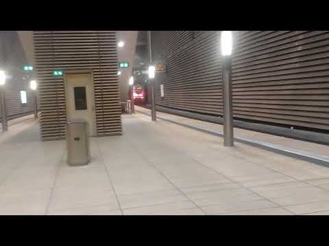 S3 Richtung Halle (Saale) Hbf fährt in Leipzig Markt aus (24.2.2018)