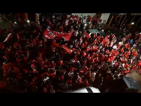 "Los festejos de los hinchas de Independiente en la puerta de EL POPULAR Medios" Barra: La Barra del Rojo • Club: Independiente