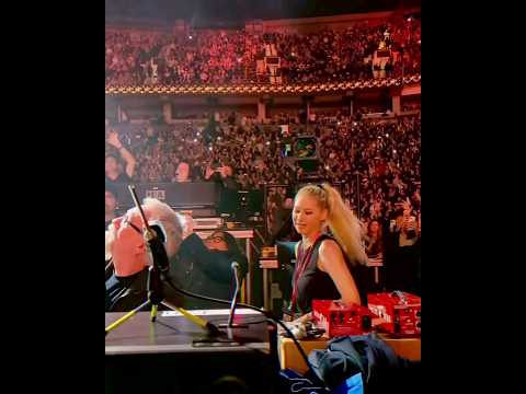 Enrique Iglesias took Anna Kournikova's hand and singing for her ❤💘