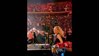 Enrique Iglesias took Anna Kournikova&#39;s hand and singing for her ❤💘