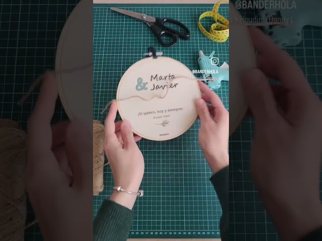 Vídeo relacionado con Genérico Porta Alianzas Personalizado para Bodas - Regalo Aniversario Pareja con Grabado de Nombre - Joyero de Anillos para Novios - Detalle Boda Original Madera
