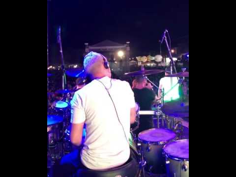 Rod bala na batera, tocando muito