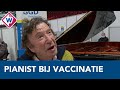 Pianist Laurens van Rooyen speelt op vaccinatielocatie