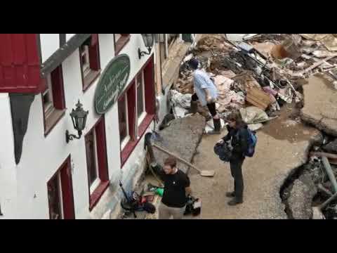 RTL Reporterin Susanna Ohlen beschmiert sich mit Schlamm