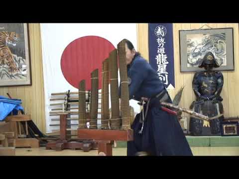 抜刀道龍星剣宗家　猿田宗家によるござ１０本斬り