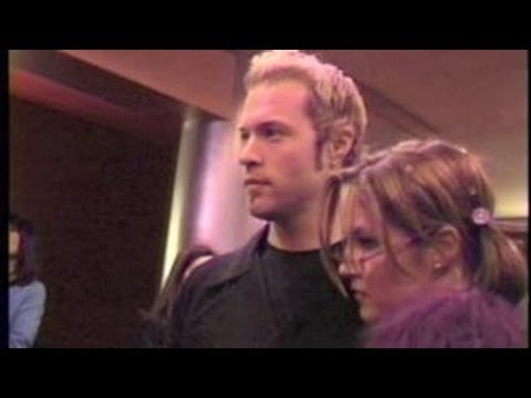 LISA MARIE PRESLEY and LINDA THOMPSON reunite in movie theatre - 1999