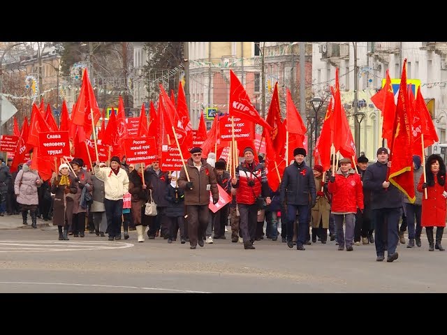 Красные флаги на главной площади