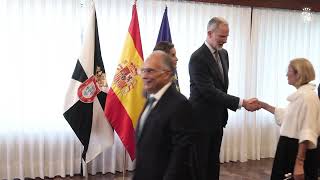 Sus Majestades los Reyes mantienen un encuentro con una representación de la sociedad ceutí