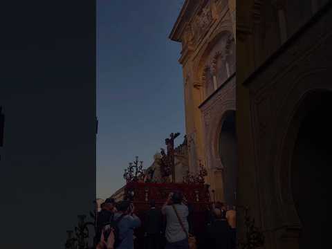 Salida de la hermandad de las Penas De Santiago en el Via-Crúcis Magno a sones de los gitanos