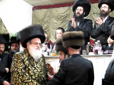 Viznitz Vien Bar Mitzvah, Admor Viznitz dancing with twin einiklach