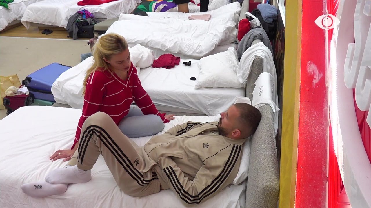 “Nuk e shikon që po mundohem...”/ Për çfarë po sqarohen Heidi dhe Romeo?