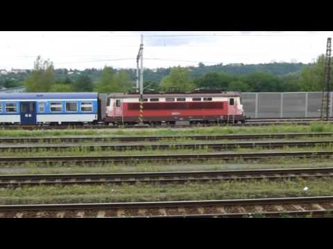 Plecháči, elektrické lokomotiva řady 242 při míjení se (FHD)