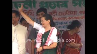 Sonia Gandhi with Tarun Gogoi in Assam - Sonia Gandhi dons Assamese 'Gamcha'