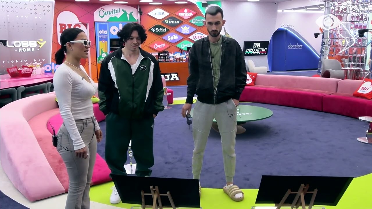Shumë të zinj…/ Kristi, Mal dhe Baby G vështrojnë zarfat në living