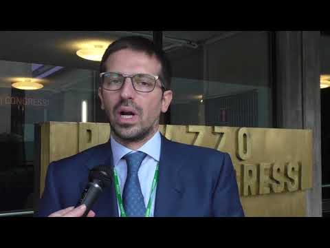 Indietro il trattamento a Volgograd Eletskaya Dolore nel basso addome a sinistra e le mani nella parte posteriore