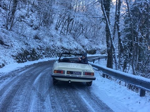Sulle strade innevate per Elcito a bordo di Alfa Romeo Spider "Duetto"