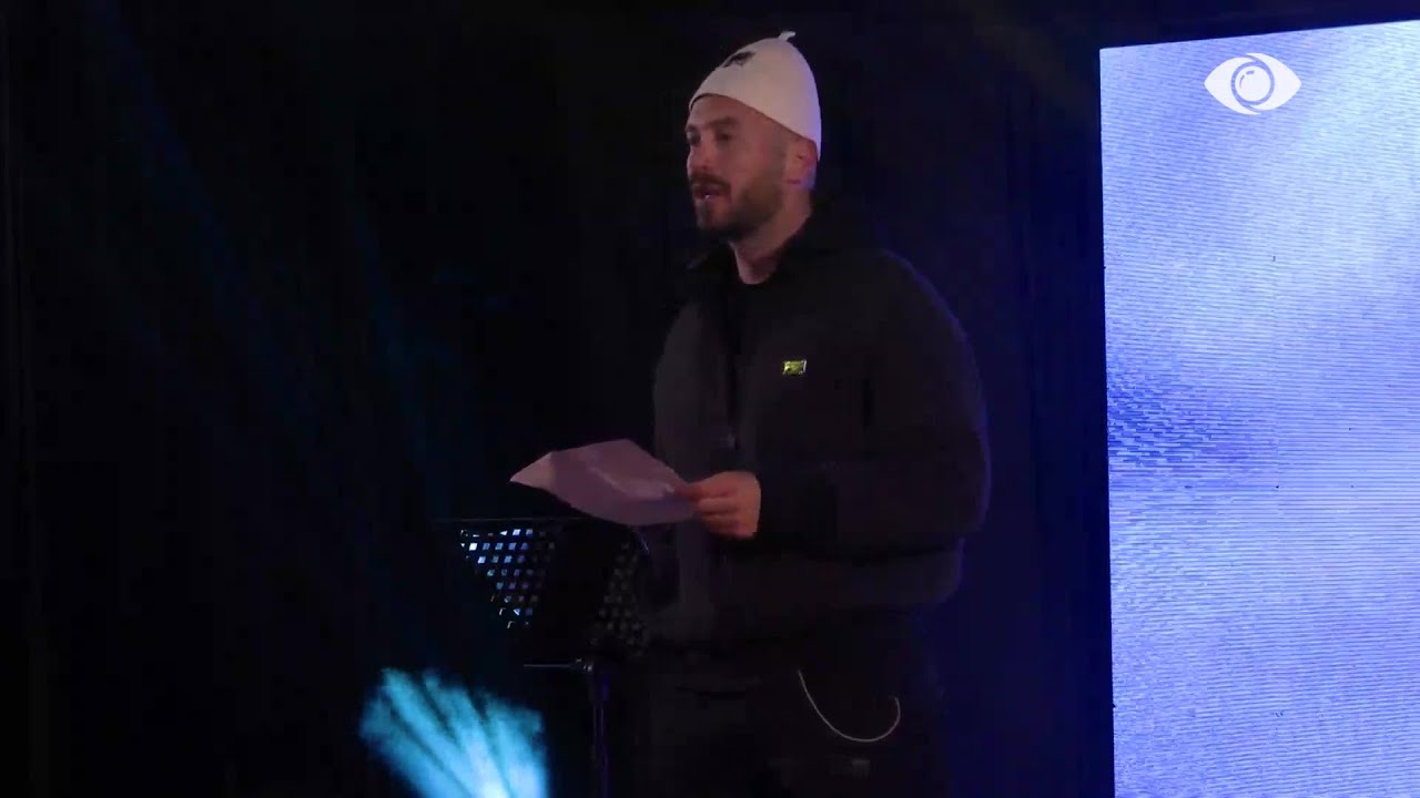 “Motër dhe vëlla, i ndanë me kufi…”/ Interpretimi i Romeos emocionon banorët