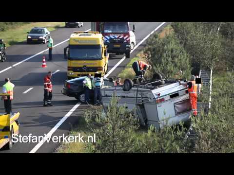 Auto met caravan over de kop op A50 Hattem/Heerde - ©StefanVerkerk.nl