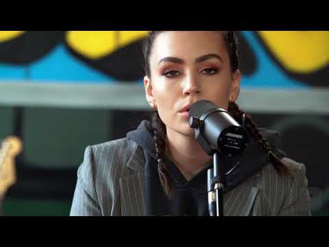 Sophie Simmons Performs "Black Mirror" || Baeble Music