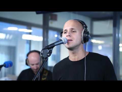 MNM: Milow - Howling at the moon (LIVE)